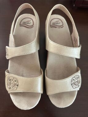 Dansko Women's  Sandals size 39 ( 8.5-9)